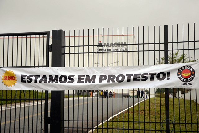 Metalúrgicos da Magna continuam com protesto em busca do acordo salarial